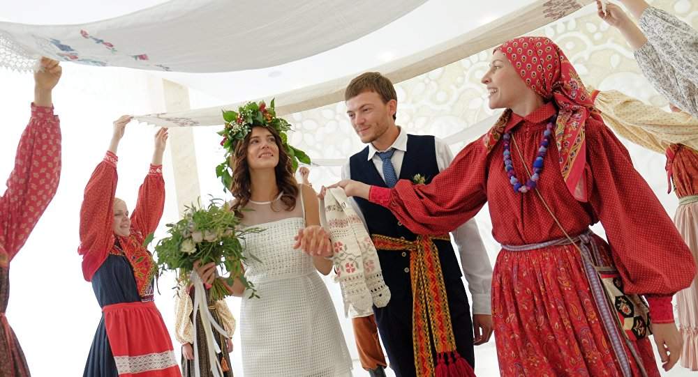 خطف العروس ومنع دخول المرحاض...أغرب 8 عادات للزواج حول العالم