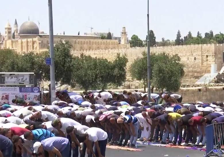 فلسطينيون يجتمعون بالقرب من المسجد الأقصى لأداء صلاة الجمعة (28-7-2017)