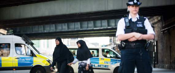 بريطاني ينزع الحجاب عن مسلمة ويصفعها على وجهها...كيف عاقبته المحكمة؟