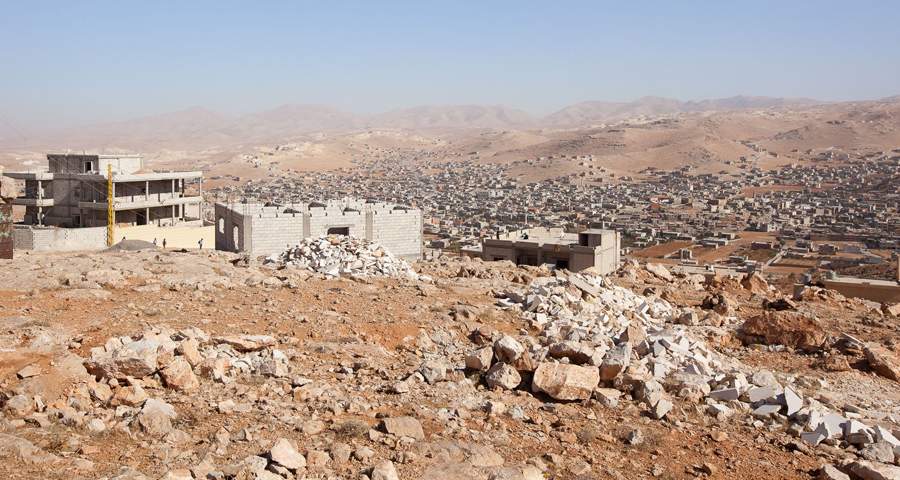 عمال بلدية عرسال عثروا على 4 عبوات ناسفة واحدة منها معدة للتفجير على جانب الطريق داخل البلدة 