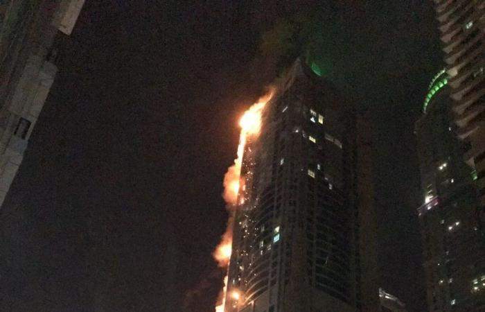 بالفيديو/ حريق هائل في برج الشعلة بدبي وإخلاء سكانه