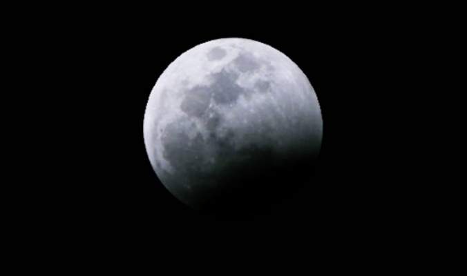 بالصورة / في هذه اللحظات.. خسوف جزئي للقمر في سماء لبنان 