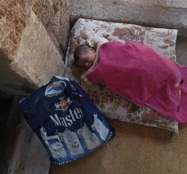 العثور على رضيع أمام مسجد!