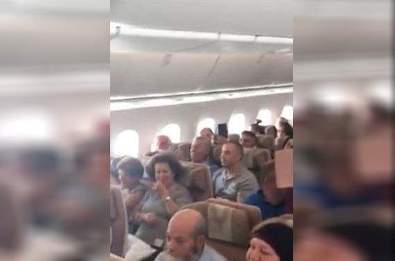 بالفيديو/  على متن طائرة قادمة من أستراليا إلى بيروت عزف على مزماره وهكذا تفاعل الركاب!