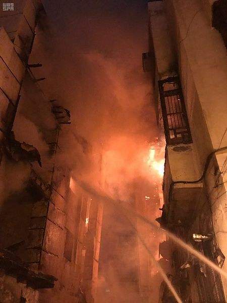 فيديو مرعب.. اشتعال النار في 3 مبان تاريخية بجدة