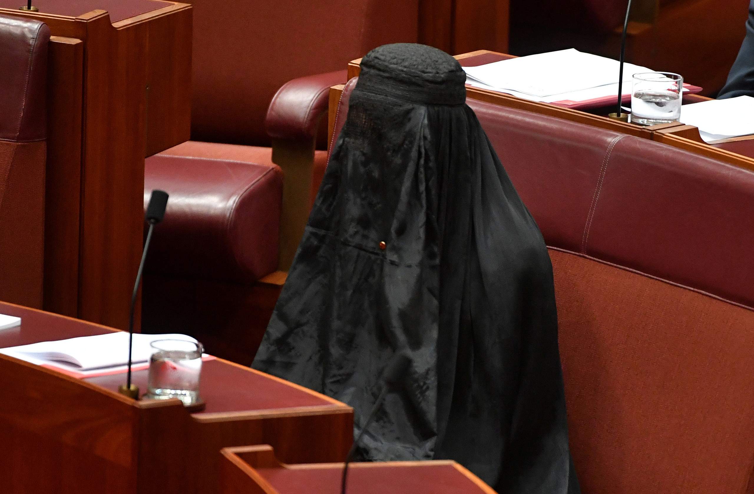 لماذا ارتدت هذه النائب الأسترالية البرقع في البرلمان؟
