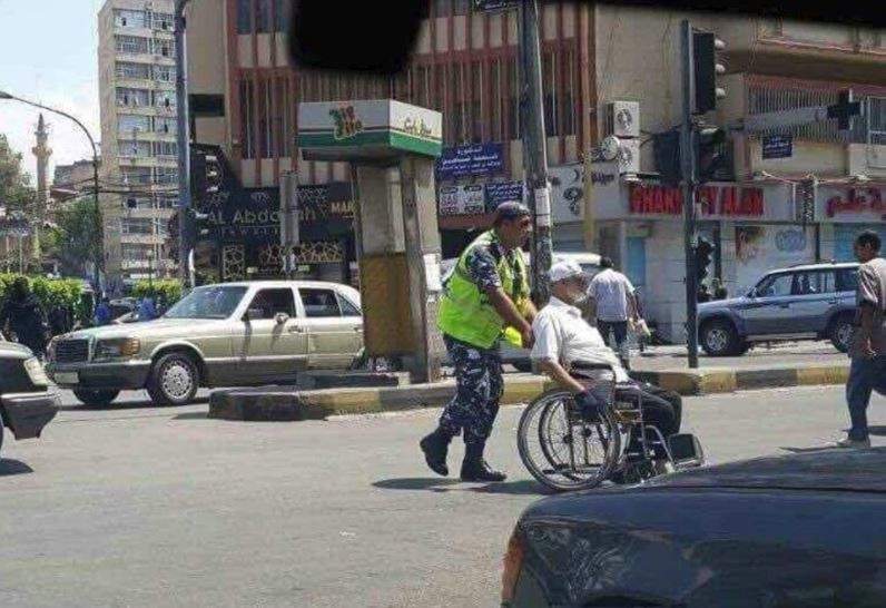 مشهد إنساني لشرطي سير في طرابلس