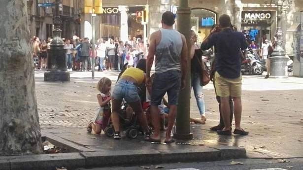 بالفيديو/ المشاهد الأولية بعد عملية الدهس المروعة في برشلونة.. حالة من الهلع بين المواطنين والضحايا على الأرصفة 