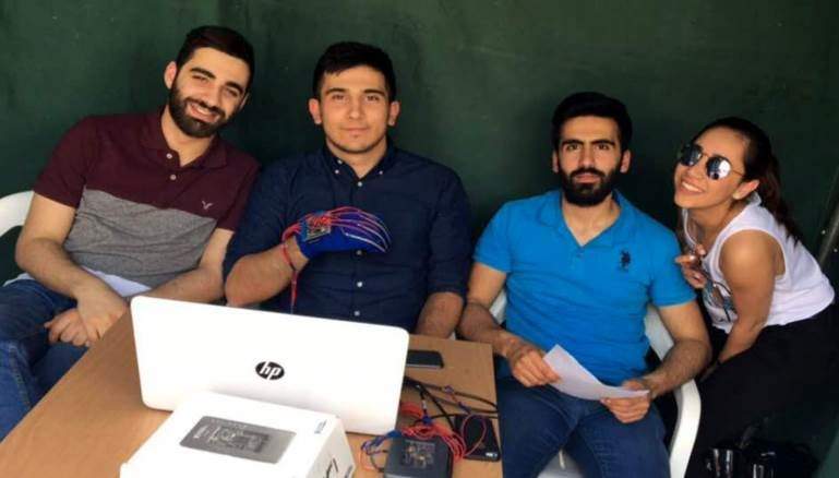 إختراع لبناني مذهل.. 4 طلاب يبتكرون كفًا ذكيًا وهذه ميزاته