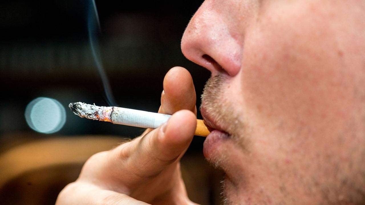 &quot;التدخين الاجتماعي&quot;.. هذا ما يفعله بجسمك!