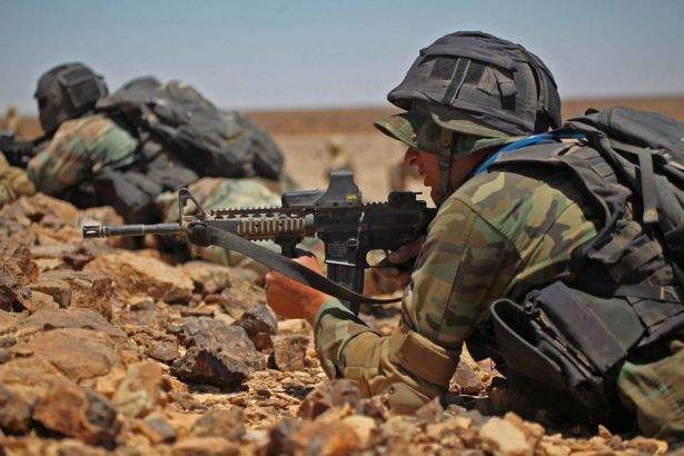 الجيش اللبناني يعثر على مخزن سلاح لداعش في جرد راس بعلبك يحتوي على احزمة ناسفة والغام	