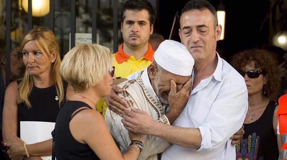 والد ضحية بهجوم برشلونة يواسي إمام مسجد خلال مراسم التأبين...وعمدة المدينة تصف المشهد بتغريدة تبادلها الآلاف