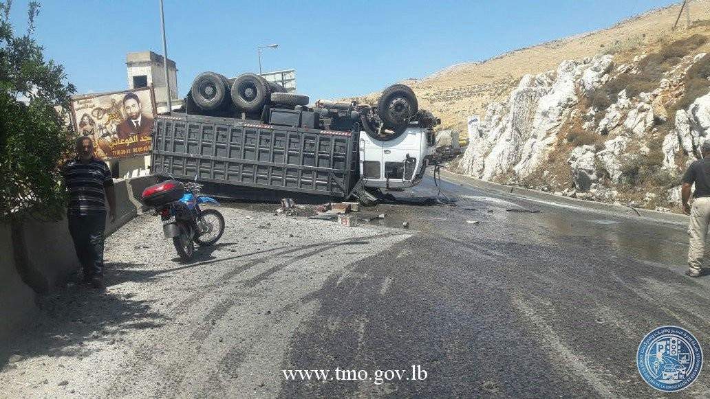 بالصورة.. إنقلاب &quot;بيك آب&quot; على طريق ضهر البيدر