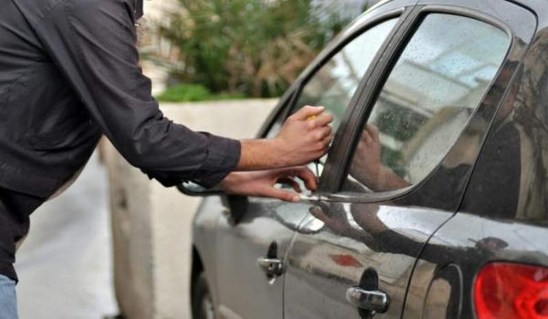 توقيف مواطن سرق سيارة في معركة