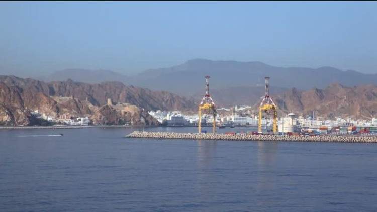 تفاصيل غرق سفينة إماراتية قبالة سواحل عمان