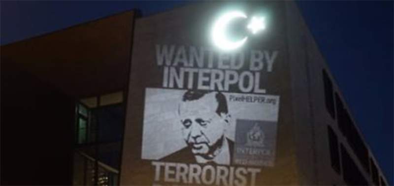&quot;أردوغان الإرهابي مطلوب للإنتربول&quot;...عبارة على مبنى سفارة تركيا ببرلين!