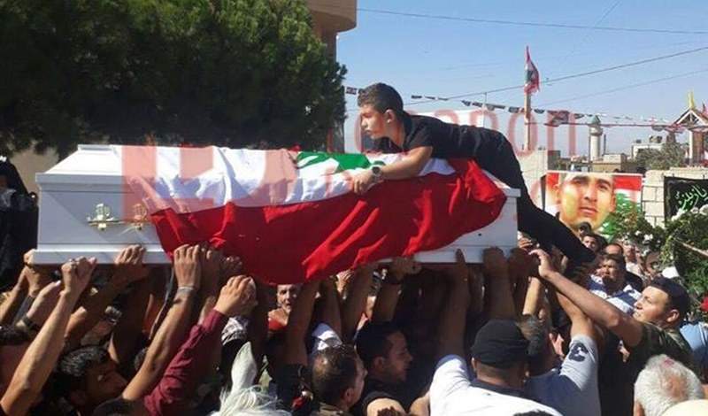 مشاهد تدمي القلوب..ابن الشهيد المصري يحتضن نعش والده ويرفض أن يتركه 