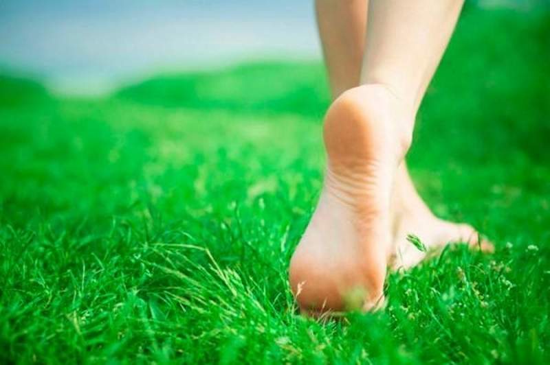 المشي حافياً مفيد لصحة القدم.. لهذا السبب