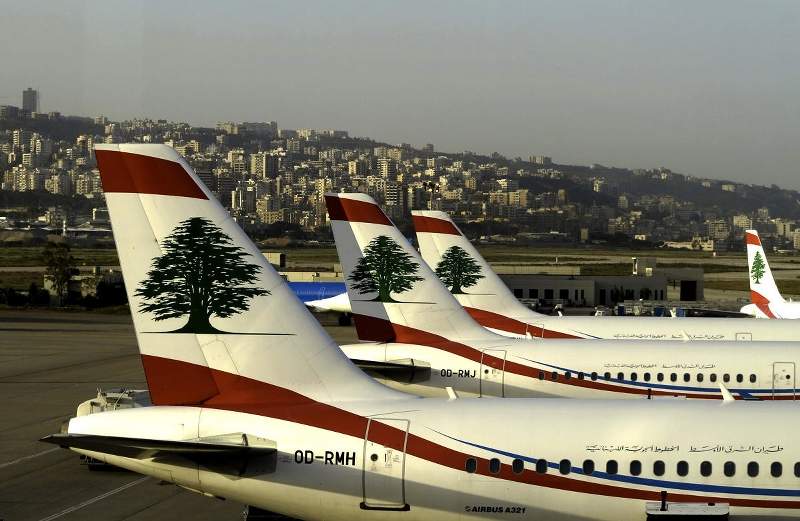 حادثة غريبة في مطار بيروت.. أسفرت إلى طرد عائلتين من الطائرة!