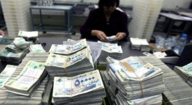 بعد وقف الضرائب...هل سيقبض موظفو القطاع العام معاشاتهم الجديدة؟