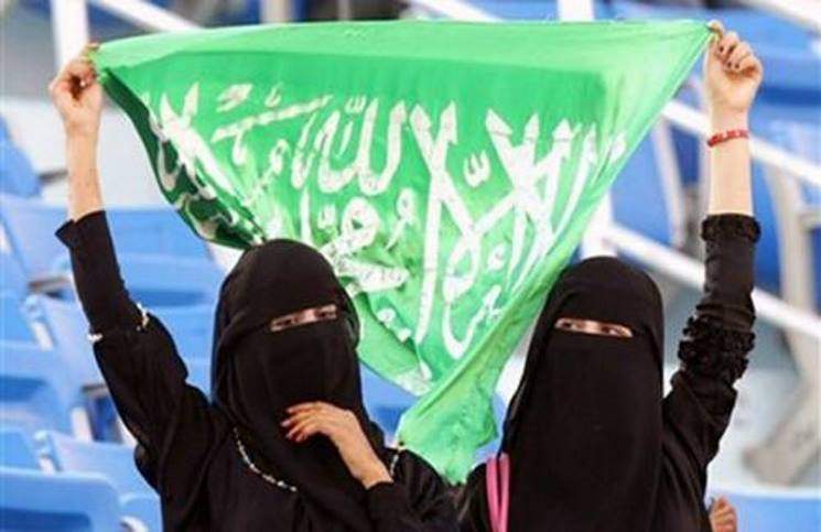 بالفيديو/ وأخيراً السعودية سمحت للمرأة بالمشاركة في الإحتفالات للمرة الأولى!