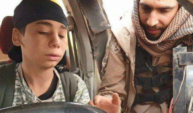 يؤثّر هذا المخدّر على العقل بشكل تام&quot;..داعش تنشر فيديو لصبي مراهق يتجهّز ليفجّر نفسه!