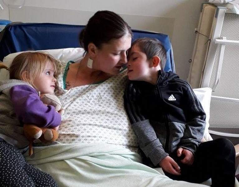 بالفيديو: مشهد مؤثر لأم مصابة بالسرطان تودّع ولدها المعوّق!