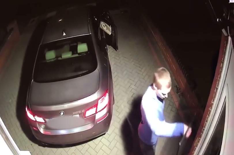 بالفيديو/ لصوص يسرقون سيارة في أقل من دقيقة