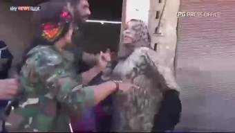 بالفيديو: مزّقت برقعها احتفالاً بطرد &quot;داعش&quot; من الرقة