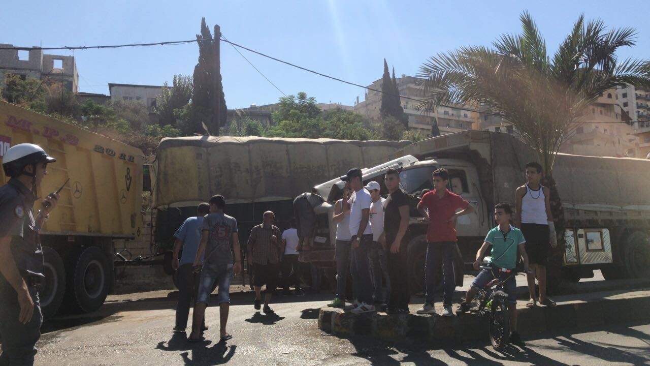 بالصورة.. حادث بين 3 شاحنات على طريق البداوي