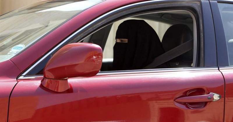 مقاس وشكل المقود، مقاعد أكثر راحة ، مكان خاص للمكياج وتعديلاتٌ عديدة خاصة لسيارات النساء في السعودية!