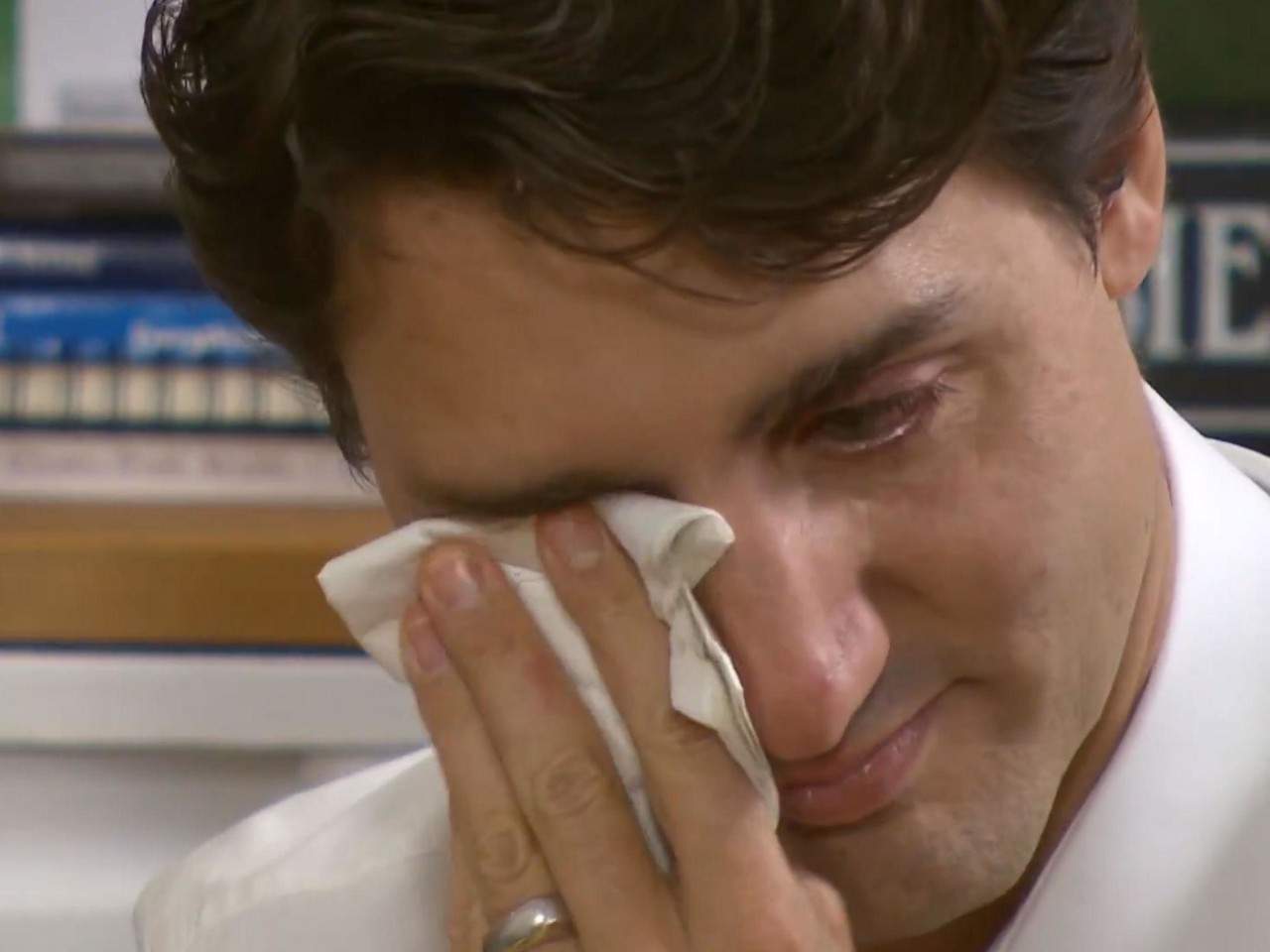بالفيديو.. ما الذي أبكى رئيس وزراء كندا في مؤتمره الصحفي؟