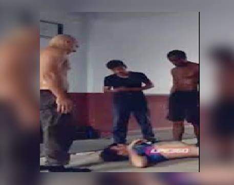 سقوط مروع لشاب أثناء ممارسته التمارين الرياضية.