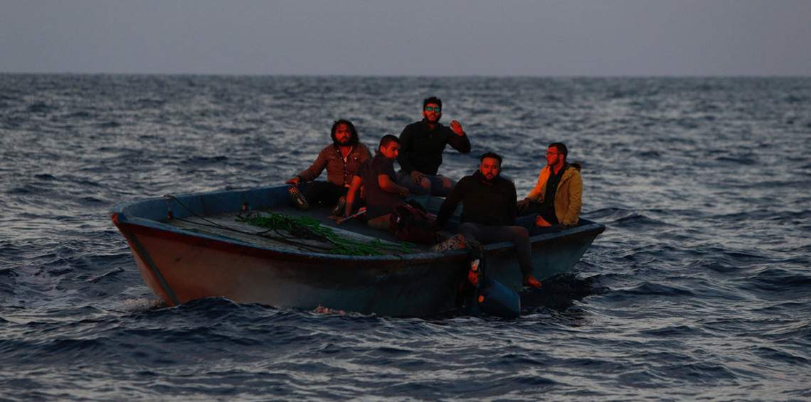 إنقاذ نحو 700 مهاجر في البحر المتوسط وانتشال 23 جثة