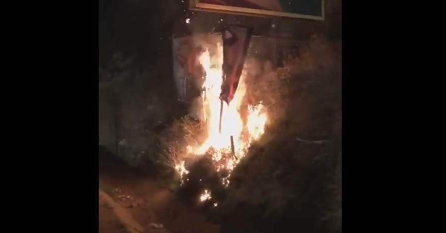 فيديو متداول...صورة لمحمد بن سلمان تحترق عند مدخل طرابلس!