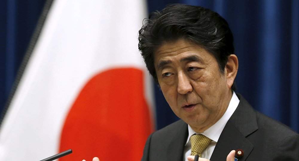 بالفيديو..سقوط محرج لرئيس وزراء اليابان أمام ترامب