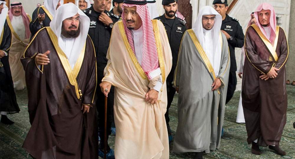 مسؤول سعودي: الملك سلمان لن يتنازل عن العرش لولي العهد!