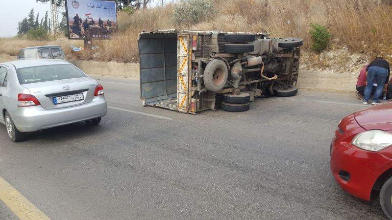 بالصورة/ انقلاب شاحنة على طريق المصيلح ونجاة سائقها بعدما رمى بنفسه