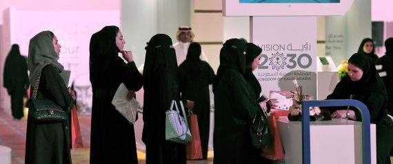 لأول مرة في تاريخ السعودية...السماح بتوظيف النساء في 4 مجالات جديدة