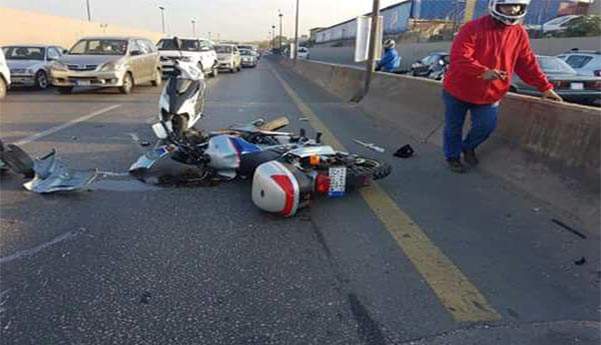 انقلبت دراجته النارية على طريق المطار...فقتل بعد إصابة مروعة