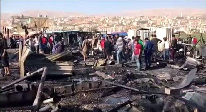 بالفيديو: حريق في مخيم للنازحيين السوريين
