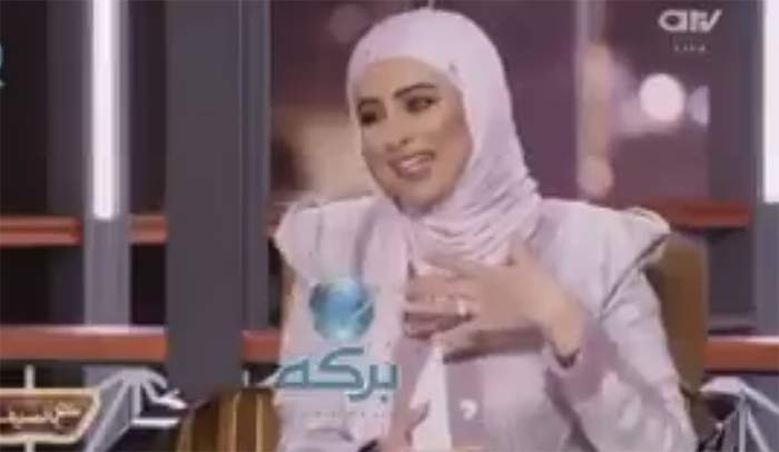 بالفيديو/ اشتعال النيران في قناة كويتية على الهواء مباشرة.. المذيعة تتدارك الموقف بضحكة