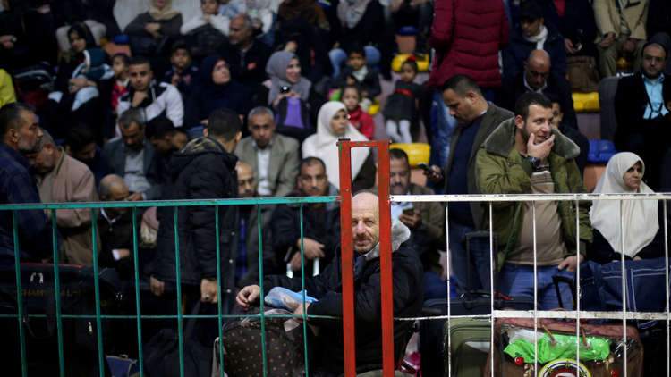 مصر تفتح معبر رفح للمرة الأولى منذ تسلم &quot;السلطة&quot; معابر غزة
