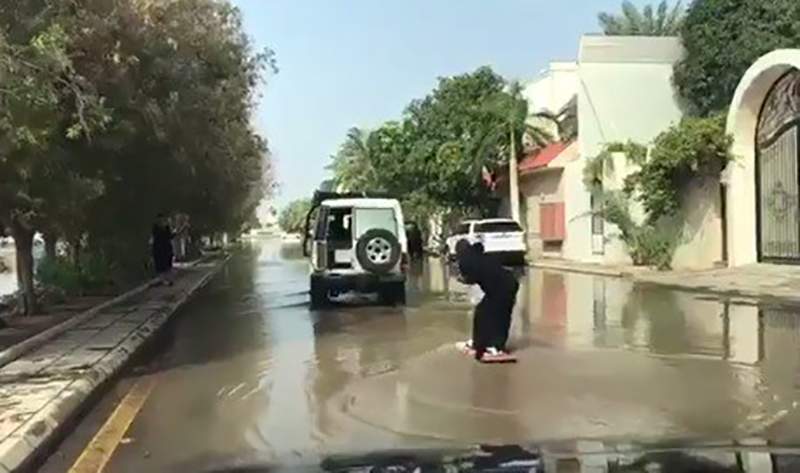 بالفيديو: فتاة سعودية تتزلّج بمهارة على سيول أمطار جدة