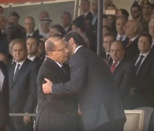 شاهد اللقاء الأول بين عون والحريري منذ الاستقالة: قبلتان.. وهذا ما همسه له!