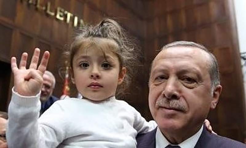 بالفيديو.. طفلة تقاطع خطاب أردوغان وردّة فعله تشعل &quot;وسائل التواصل&quot;!