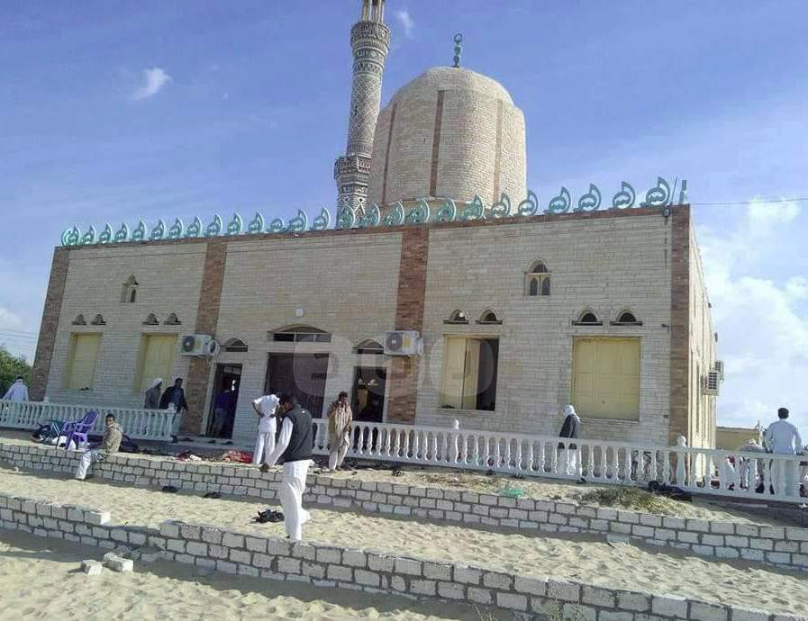 مشاهد أولية للحظة الهجوم الارهابي على مسجد في سيناء