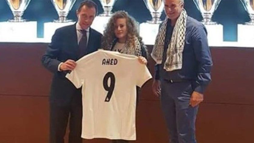 عهد التميمي في استضافة نادي ريال مدريد..وقفت أمام كؤوس الأبطال التاريخية وتسلمت قميصا باسمها يحمل الرقم 9