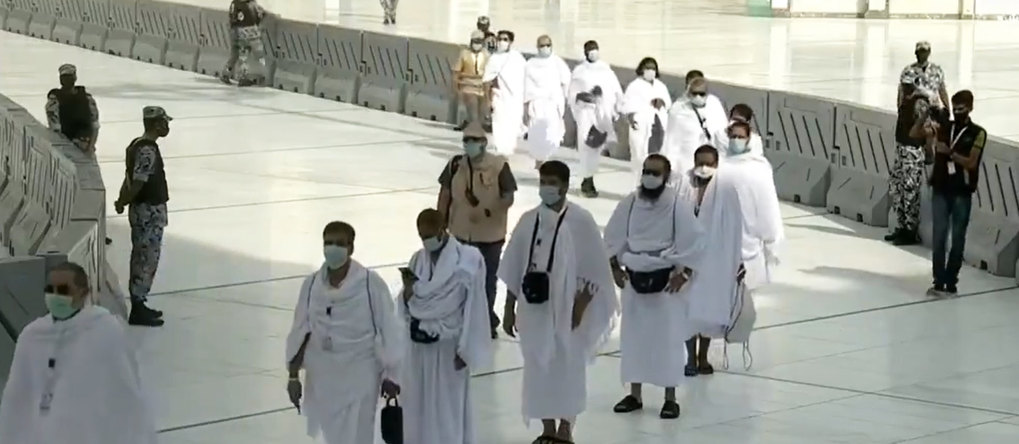 بعدما غادروا العزل الصحي...الحجاج في مكة يبدأون أداء مناسك الحج وسط ظروف استثنائية فرضها فيروس كورونا