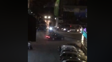 بالفيديو/ في الكفاءات.. شبان يحلو لهم &quot;التشفيط&quot; بالسيارة ليلاً والقيام بمناوراتهم البهلوانيّة وسط شارع رئيسيّ!